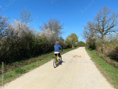 Promenade à vélo sur chemin de campagne 