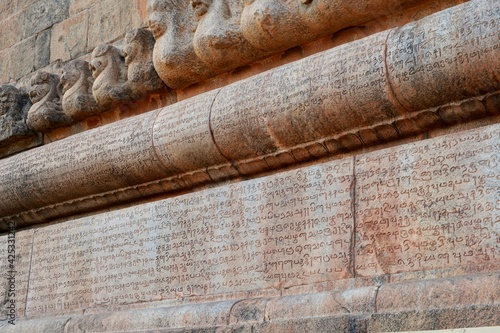 Fotografía Inscriptions of Tamil language carved on the stone walls at Brihadeeswarar temple in Thanjavur, Tamilnadu, India