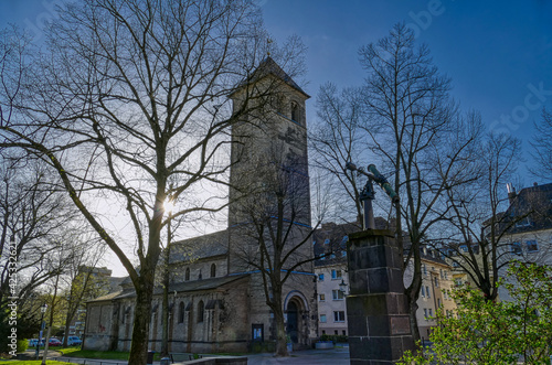 Teleskop einer ehemaligen Sternwarte an einer Kirche in Düsseldorf Bilk