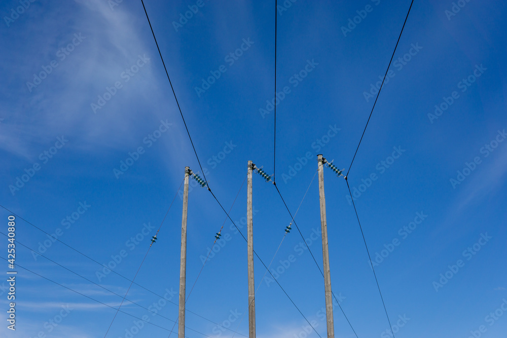 poteau électrique, poteaux,électrique,isolateur,cable,verre,conducteur,ciel,bleu,nuages,haute  tension,tension,haute,électricité,ligne, isolant,pylône,céramique Photos |  Adobe Stock