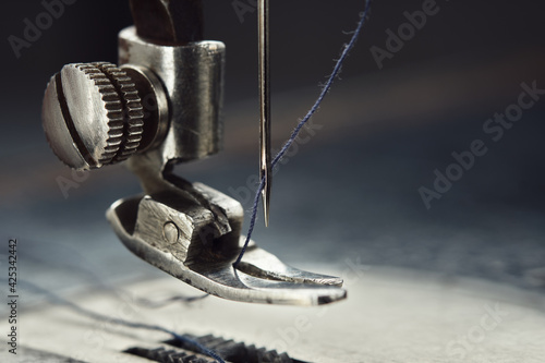 Foto Close up of sewing machine needle with thread