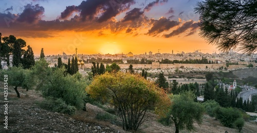 Fotografia Beautiful dramatic autumn sunset over the Old City Jerusalem, with the Dome of t