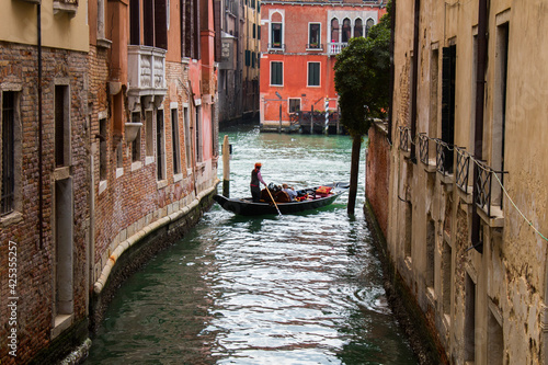 The first woman gondolier in grand-canal.