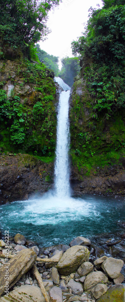 Cascade de la Paz au pied du volcan Poás au Costa Rica
