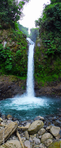 Obraz na płótnie Cascade de la Paz au pied du volcan Poás au Costa Rica w salonie
