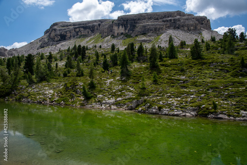 Montagne devant le lac de Limides dans les Dolomites, Sud-Tyrol, Italie, 2020