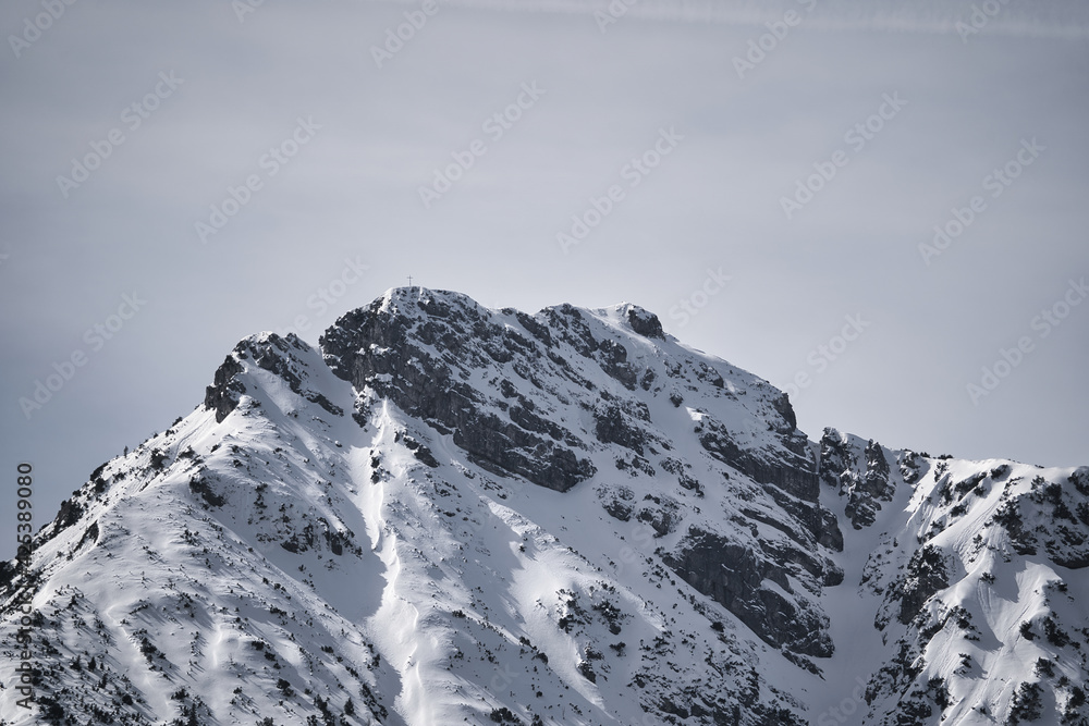 Obraz premium snow covered mountain peaks