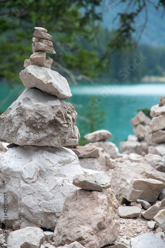 Cairn au bord du lac de Braies dans les Dolomites, Sud-Tyrol, Italie, 2020