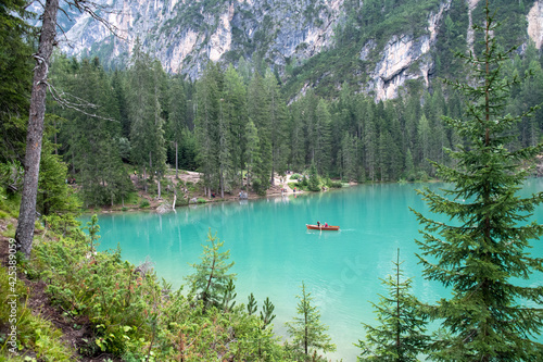 Barque sur le lac de Braies dans les Dolomites, Sud-Tyrol, Italie, 2020