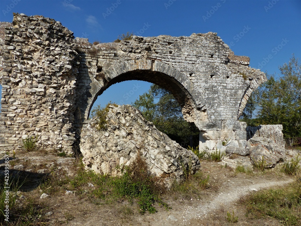 Steinbogen römischer Aquädukt in Fontvieille / Frankreich