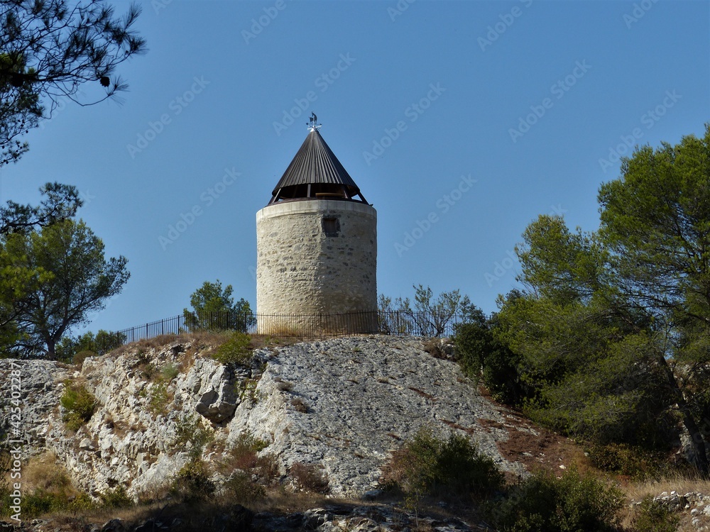 Sourdon-Mühle / Moulin de Sourdon auf Felsen in Fontvieille in der Provence / Frankreich
