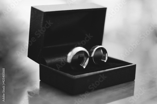 wedding rings in a box © Jessika Arraes