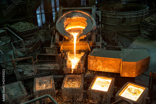 Tank pours liquid metal in the molds by carousel machine
