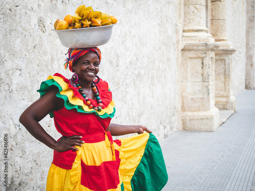 Fototapete Traditional fresh fruit street vendor aka Palenquera in the Old Town of Cartagena in Cartagena de Indias, Caribbean Coast Region, Colombia