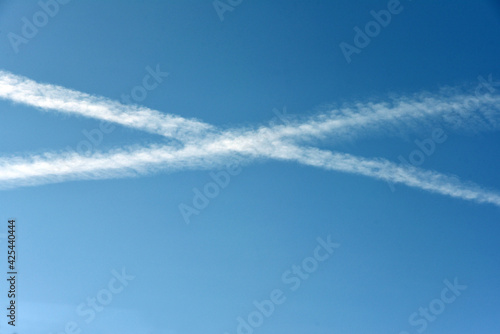 交差する飛行機雲 © ogurisu
