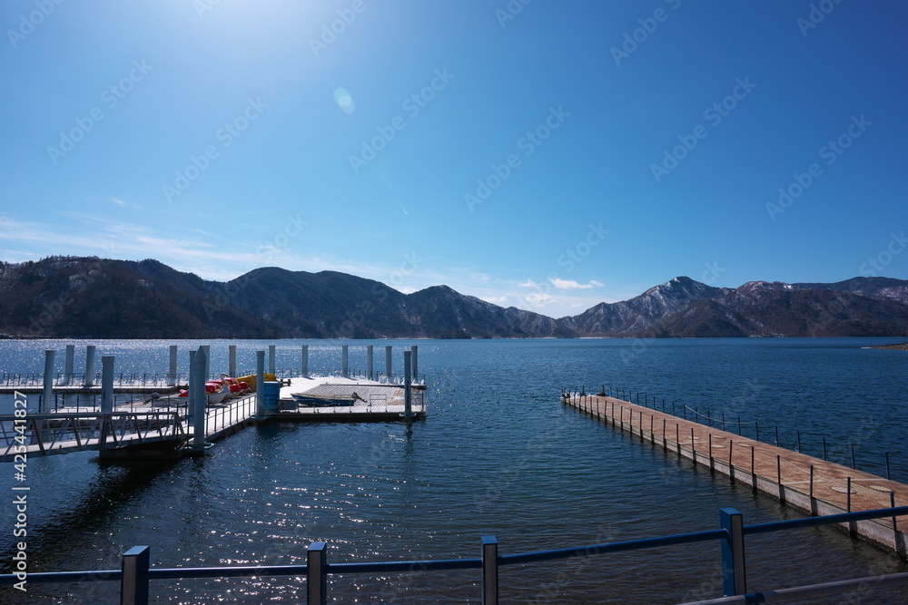 春を待つ晴天の湖