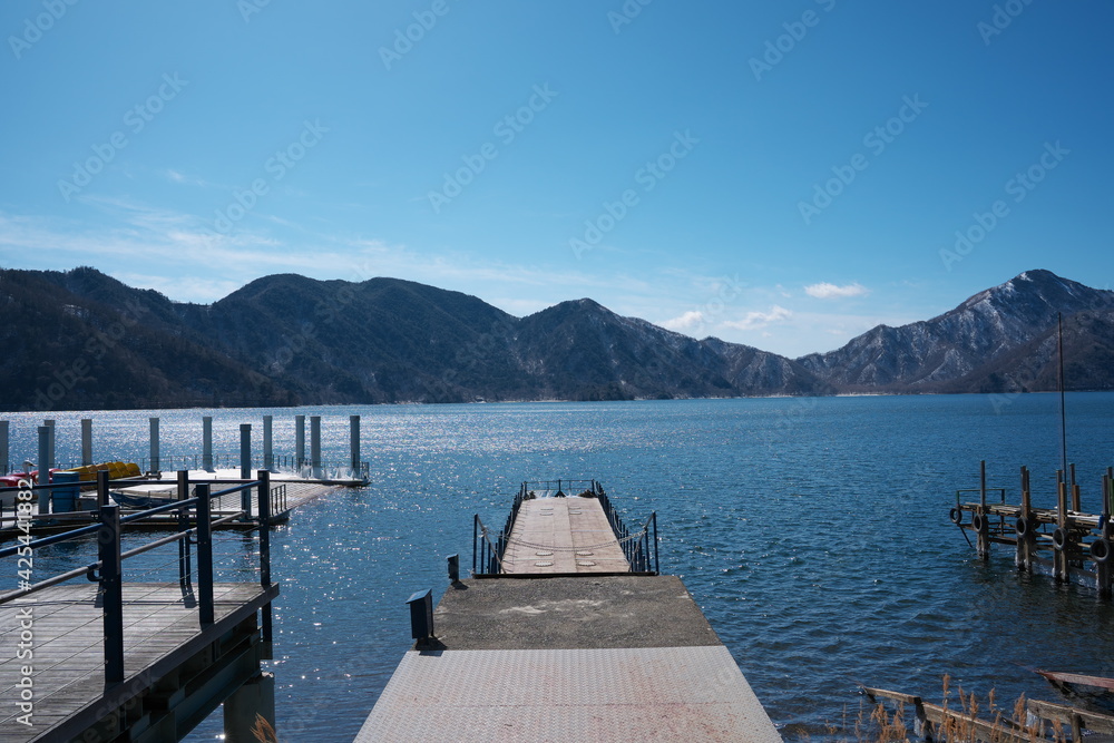 春を待つ晴天の湖 春を待つ晴天の湖