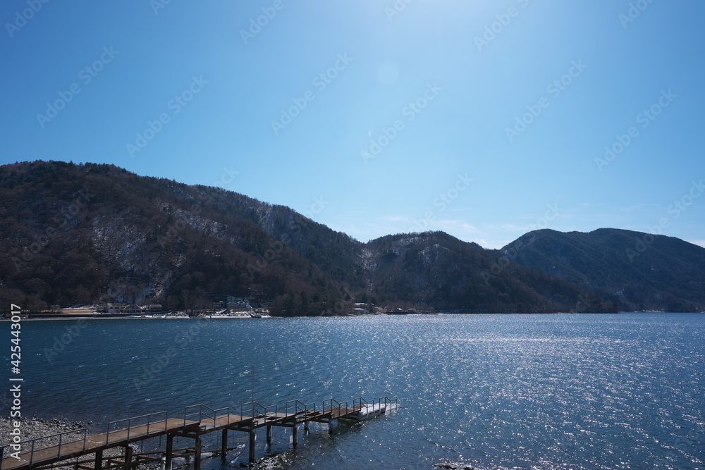晴天の日の春先の美しい湖 晴天の日の春先の美しい湖