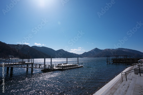 晴天の日の春先の美しい湖 © shin project