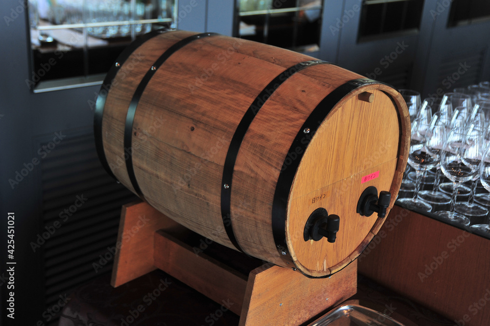 高級レストランに設置されたお洒落な樽型ワインセラー