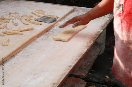 the process of slicing the dough bolang baling photo