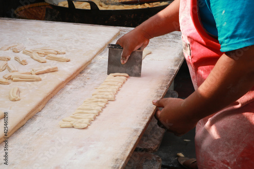 the process of slicing the dough bolang baling photo