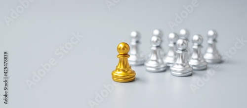 Fotografiet golden chess pawn pieces or leader businessman stand out of crowd people of silver men
