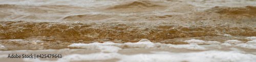 Wpływające fale na plażę