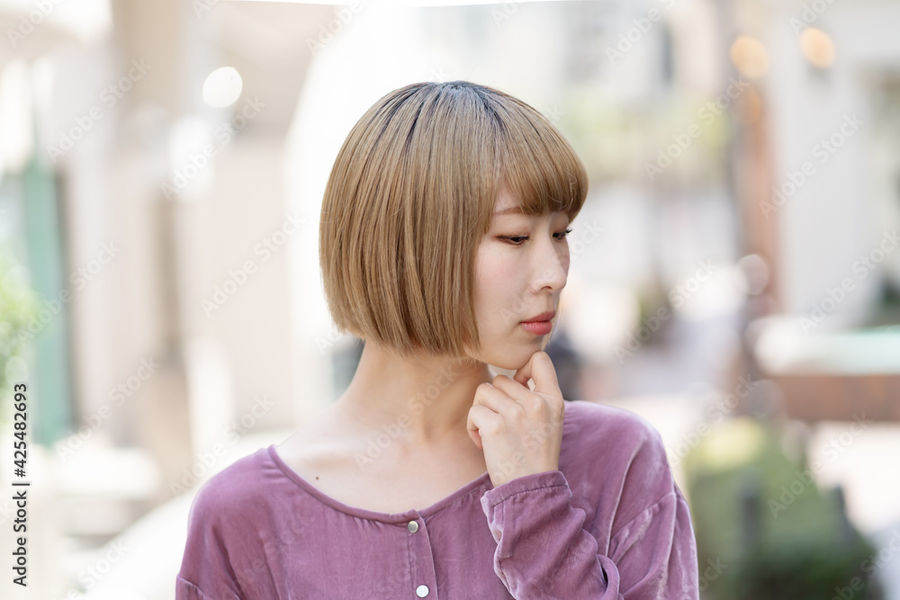考える 女性 考える 女性