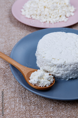 Fotografie fatty and fat-free cottage cheese