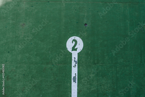 left wall of a small pediment, jai alai, green in which you see the game marks with the number 2 in white on the green of the wall © Javier Peribáñez