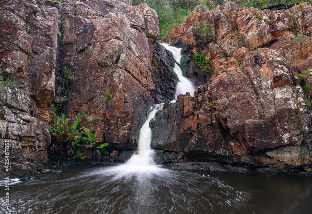 Obraz premium waterfall on the rocks