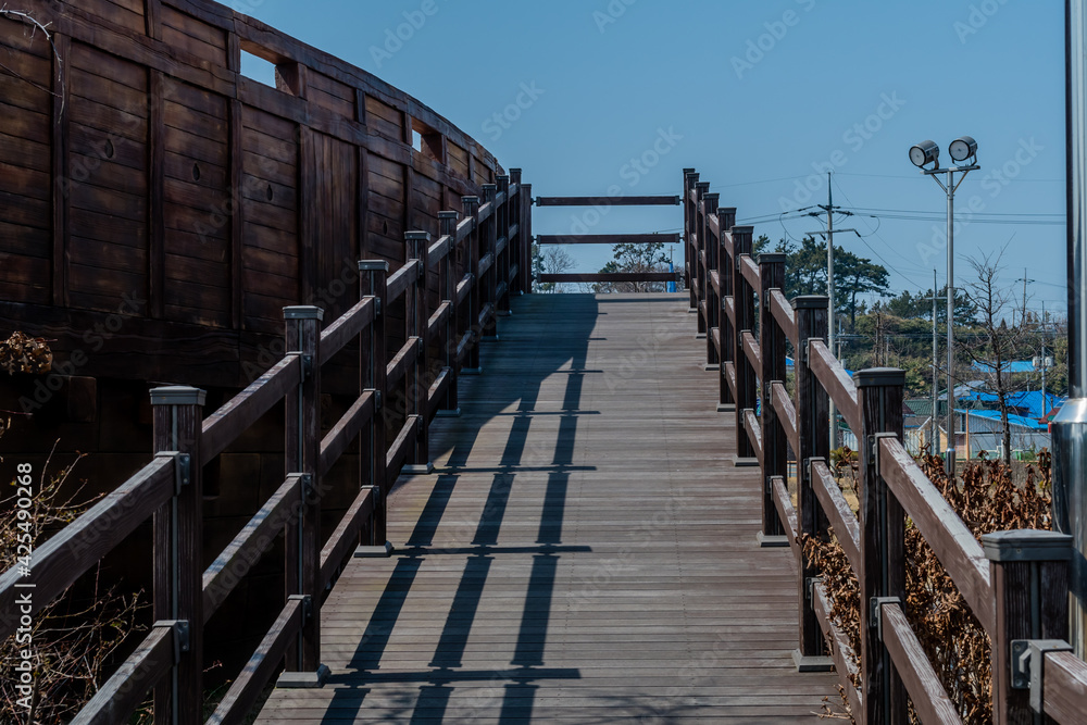 Obraz premium Entrance way to replica 14th century Korean sailing vessel.