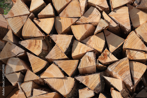 Brennholz auf Holzstapel