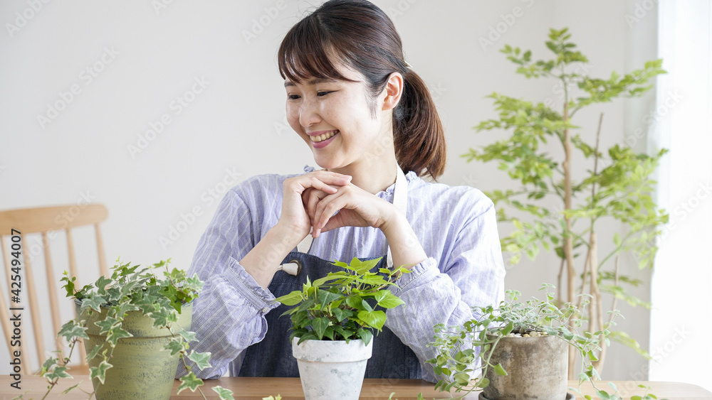 室内ガーデニングを楽しむ笑顔の女性.