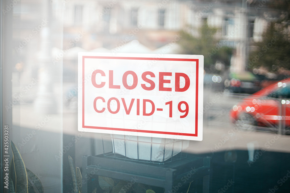 Obraz premium Cafe closed due to COVID-19 coronavirus. Stores, restaurants, offices, other public places temporarily closed