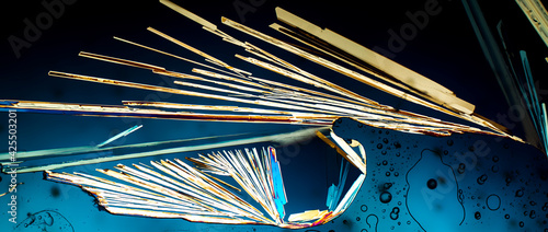Foto Colorful microscopic view of Epsom Salt or Magnesium Sulfate heptahydrate Crystals