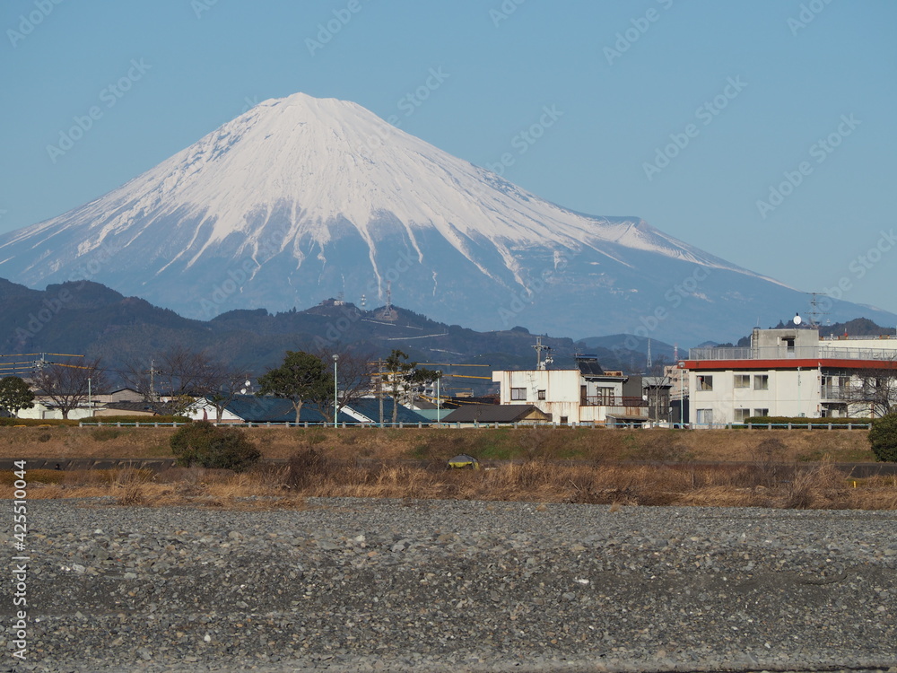 川原から見る積雪の多い富士山