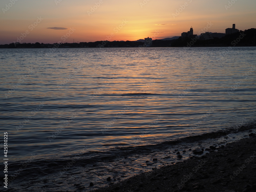 Naklejka premium 夕日に照らされた湖