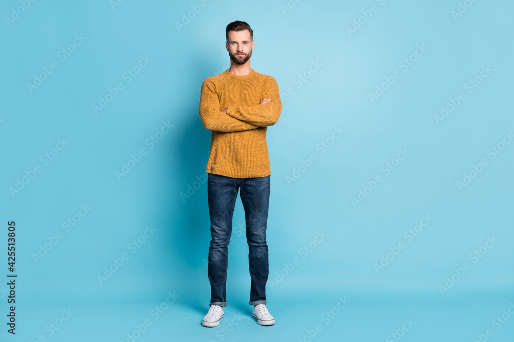 Naklejka premium Full length body size view of attractive serious guy wearing casual look folded arms isolated over bright blue color background