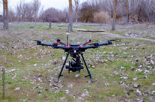 Drone en tierra con gimbal y DSLR photo