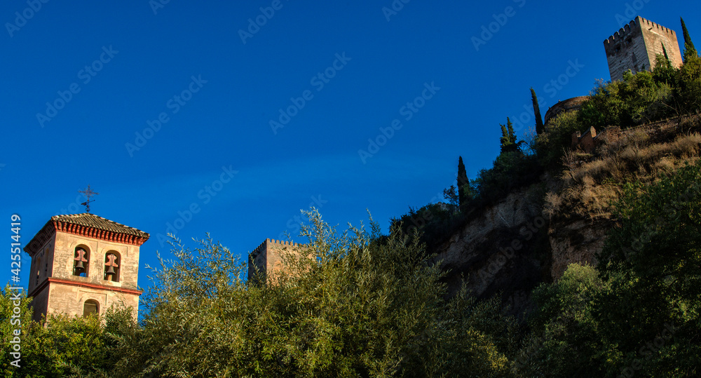 Vue de l'Alcazaba de Grenade depuis le quartier du Darro, Andalousie, Espagne