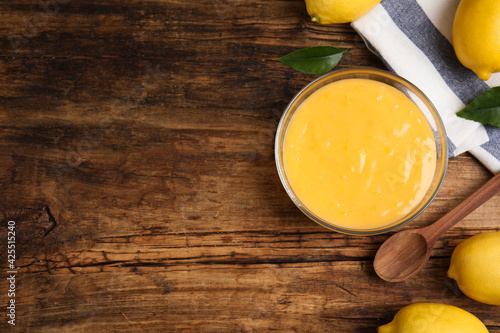 Canvastavla Delicious lemon curd and fresh fruits on wooden table, flat lay