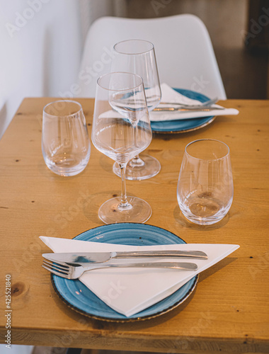 Mesa de restaurante con platos  vasos  copas y servilletas