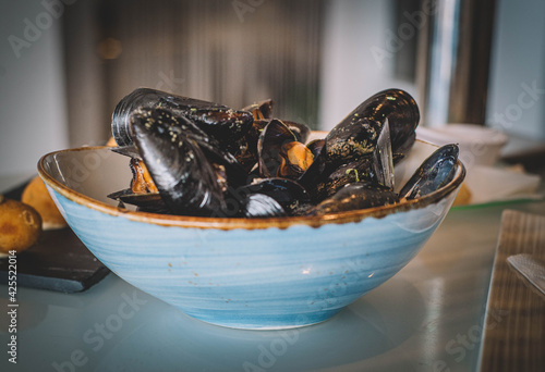 Racion de mejillones al vapor con ajo y perejil tipico de la dieta mediteranea