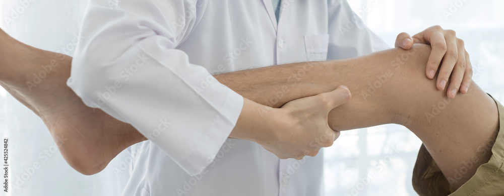 Male patients consulted physiotherapists with knee pain problems for examination and treatment in rehabilitation centers. Rehabilitation physiotherapy concept Male patients consulted physiotherapists with knee pain problems for examination and treatment in rehabilitation centers. Rehabilitation physiotherapy concept