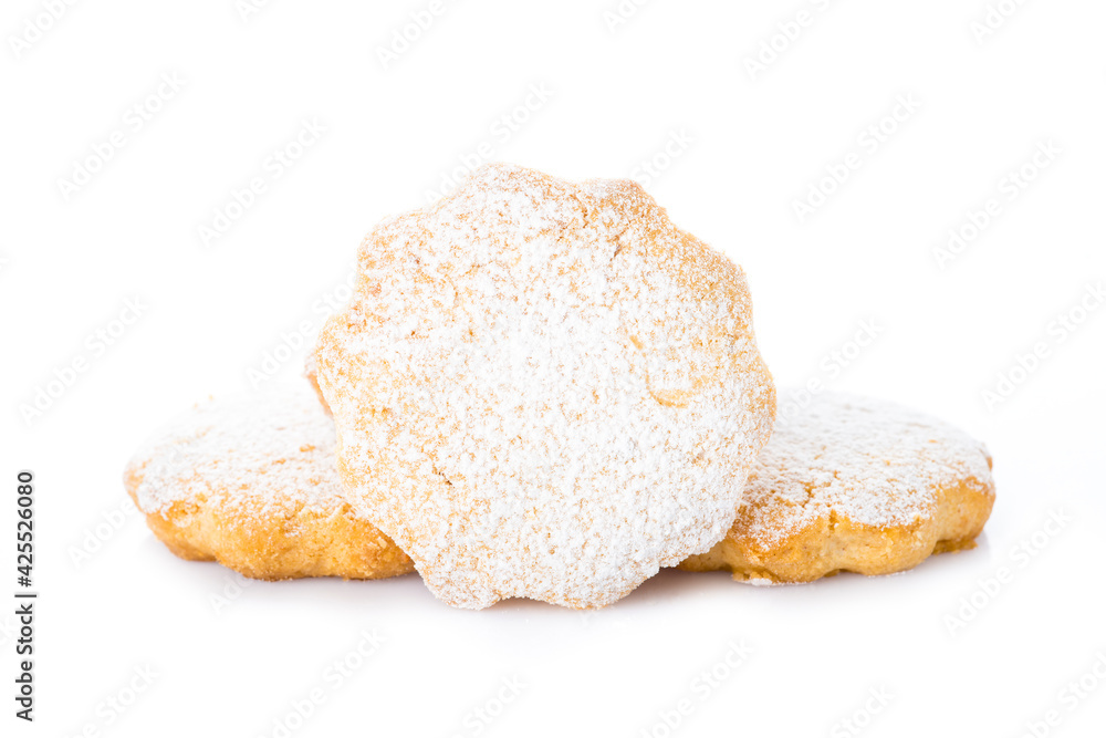 Pastas o bollos de manteca y almendras de panadería artesanal aislados sobre fondo blanco.
Pastas o bollos de manteca y almendras de panadería artesanal aislados sobre fondo blanco.