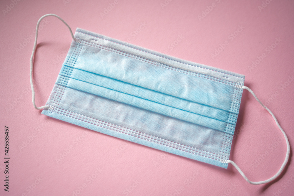 Blaue Op-Maske auf neutralem Hintergrund Blaue Op-Maske auf neutralem Hintergrund