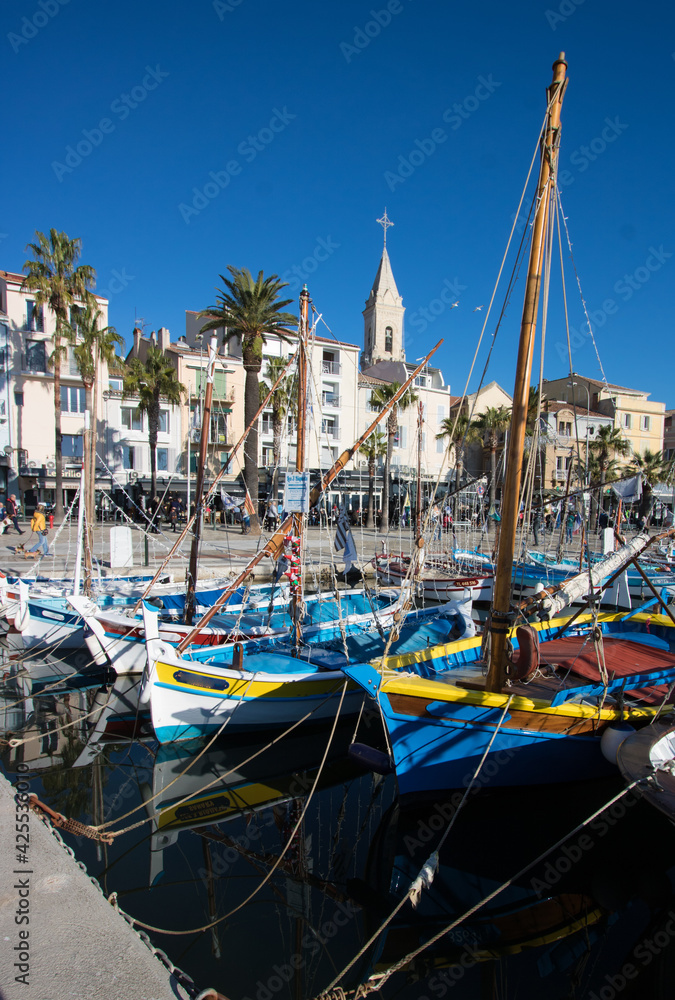 Bandol est une commune française dans le département du Var en région Provence-Alpes-Côte d'Azur. Vue sur le port avec ses bateaux anciens, les fameux 