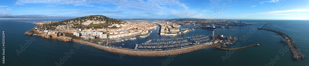 Photo panoramique aérienne du mole Saint Louis, du port et de la ville de Sète